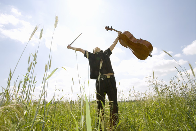 Junger Mann mit Cello im Feld stehend, flacher Blickwinkel Lizenzfreies Stockfoto Junger Mann mit Cello im Feld stehend, flacher Blickwinkel
Lizenzfreies Stockfoto