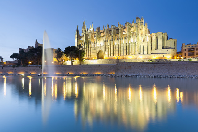 Spanien, Balearische Inseln, Mallorca, Palma de Mallorca, Kathedrale La Seu im Abendlicht Lizenzfreies Stockfoto Spanien, Balearische Inseln, Mallorca, Palma de Mallorca, Kathedrale La Seu im Abendlicht
Lizenzfreies Stockfoto