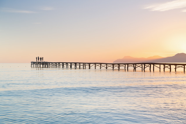 Spanien, Balearen, Mallorca, Menschen stehen auf einem Steg und beobachten den Sonnenaufgang Lizenzfreies Stockfoto Spanien, Balearen, Mallorca, Menschen stehen auf einem Steg und beobachten den Sonnenaufgang
Lizenzfreies Stockfoto