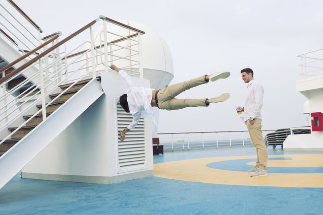 Zwei junge Männer tummeln sich auf einem Kreuzfahrtschiff und machen Gymnastik Lizenzfreies Stockfoto Zwei junge Männer tummeln sich auf einem Kreuzfahrtschiff und machen Gymnastik
Lizenzfreies Stockfoto