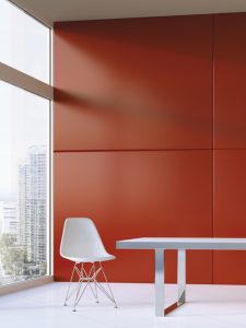 Stockfoto, Designmöbel auf weißen Bodenfliesen vor roter Wand, 3D Rendering Designmöbel auf weißen Bodenfliesen vor roter Wand, 3D Rendering