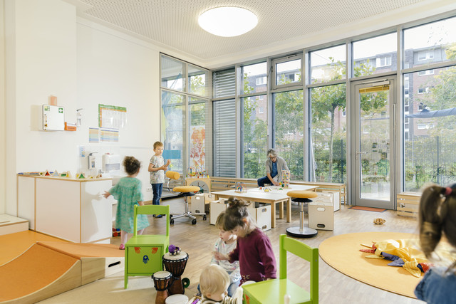 Vorschullehrerin und Kinder beim Spielen im Lernraum des Kindergartens
Lizenzfreies Stockfoto