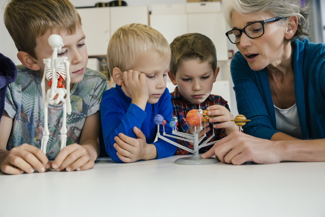 Vorschullehrerin erklärt Jungen im Kindergarten das Modell des Sonnensystems
Lizenzfreies Stockfoto