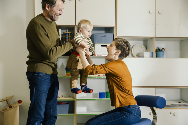 Vorschullehrerin nimmt Kleinkind vom Vater im Kindergarten
Lizenzfreies Stockfoto