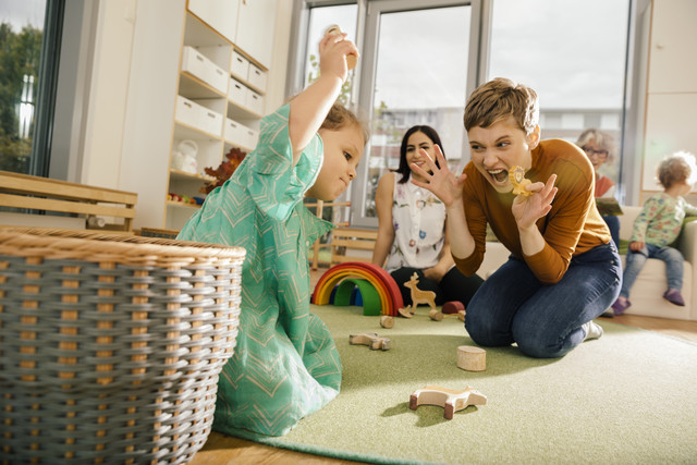 Vorschullehrerin spielt mit Mädchen im Kindergarten
Lizenzfreies Stockfoto