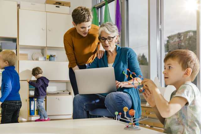 Vorschullehrer mit Laptop im Kindergarten
Lizenzfreies Stockfoto