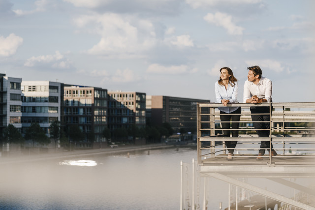 Stockfoto, lizenzfrei, Auf dem Balkon stehende Geschäftsleute