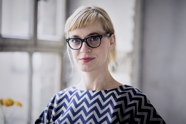 Stockfoto, lizenzfrei, Porträt einer blonden Geschäftsfrau mit Brille