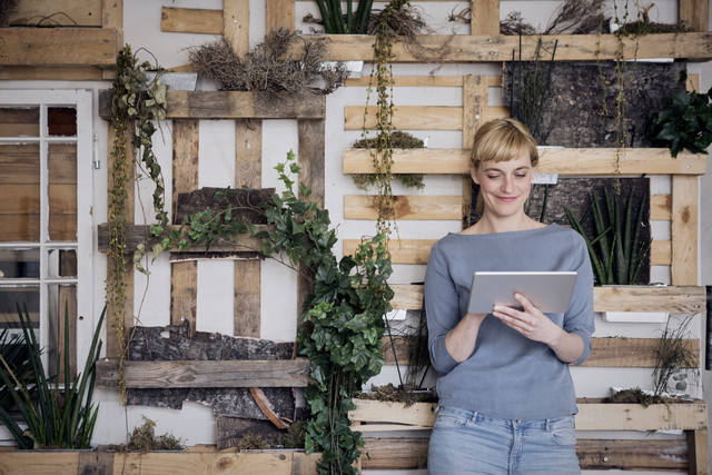 Stockfoto, lizenzfrei, Lächelnde Frau mit Tablette