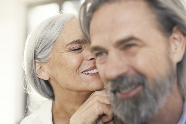 Stockfoto, lizenzfrei, Porträt eines liebevollen älteren Ehepaares