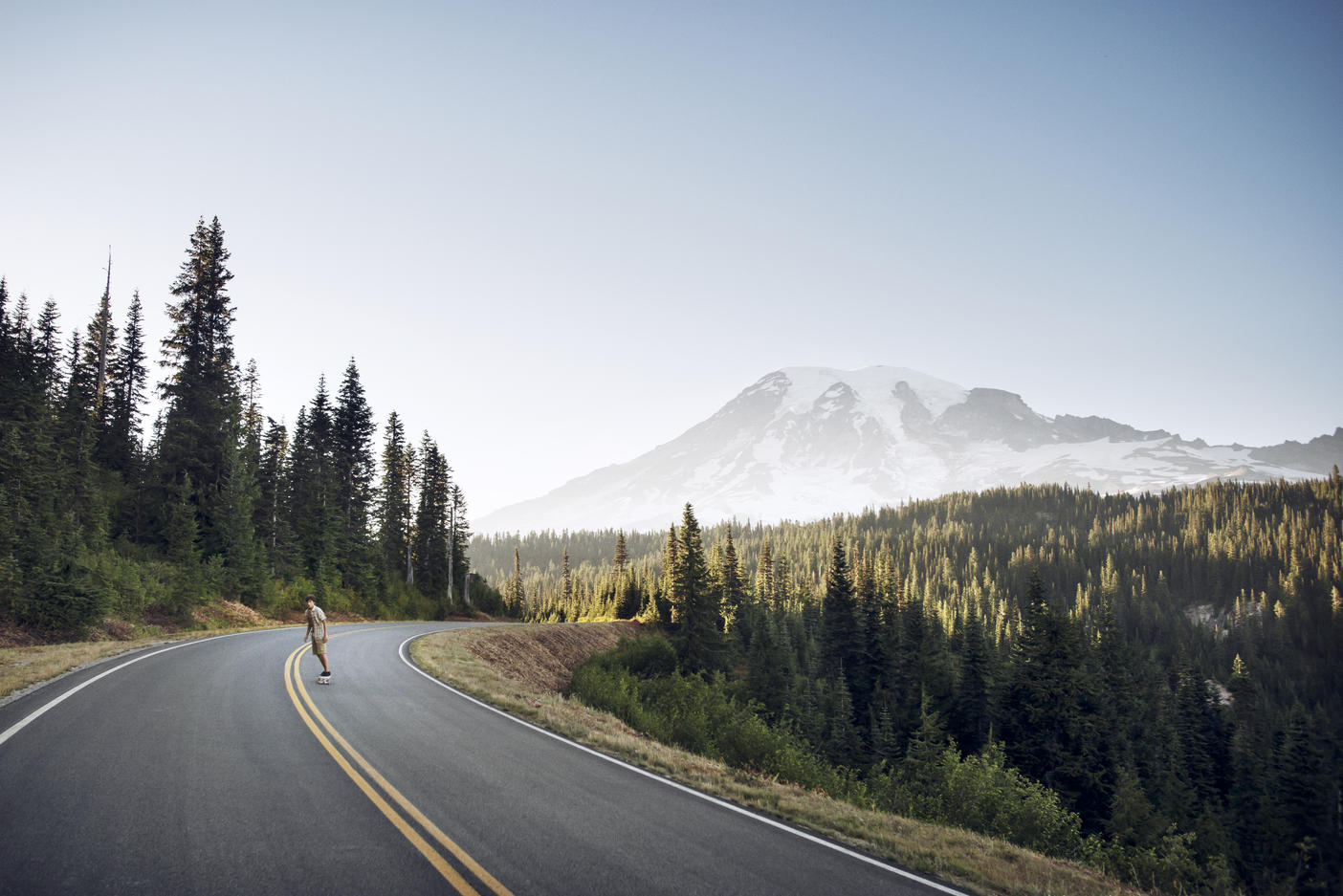 Junge fährt Skateboard auf der Straße zwischen Bäumen und Himmel im Mt. Rainier National Park Lizenzfreies Stockfoto Junge fährt Skateboard auf der Straße zwischen Bäumen und Himmel im Mt. Rainier National Park
Lizenzfreies Stockfoto
