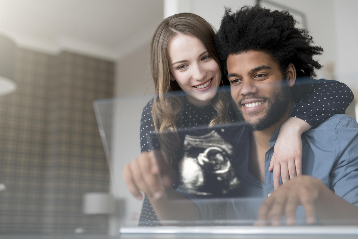 Ein lächelndes Paar betrachtet ein Ultraschallbild eines Babys auf einem futuristischen Bildschirm Lizenzfreies Stockfoto Ein lächelndes Paar betrachtet ein Ultraschallbild eines Babys auf einem futuristischen Bildschirm
Lizenzfreies Stockfoto