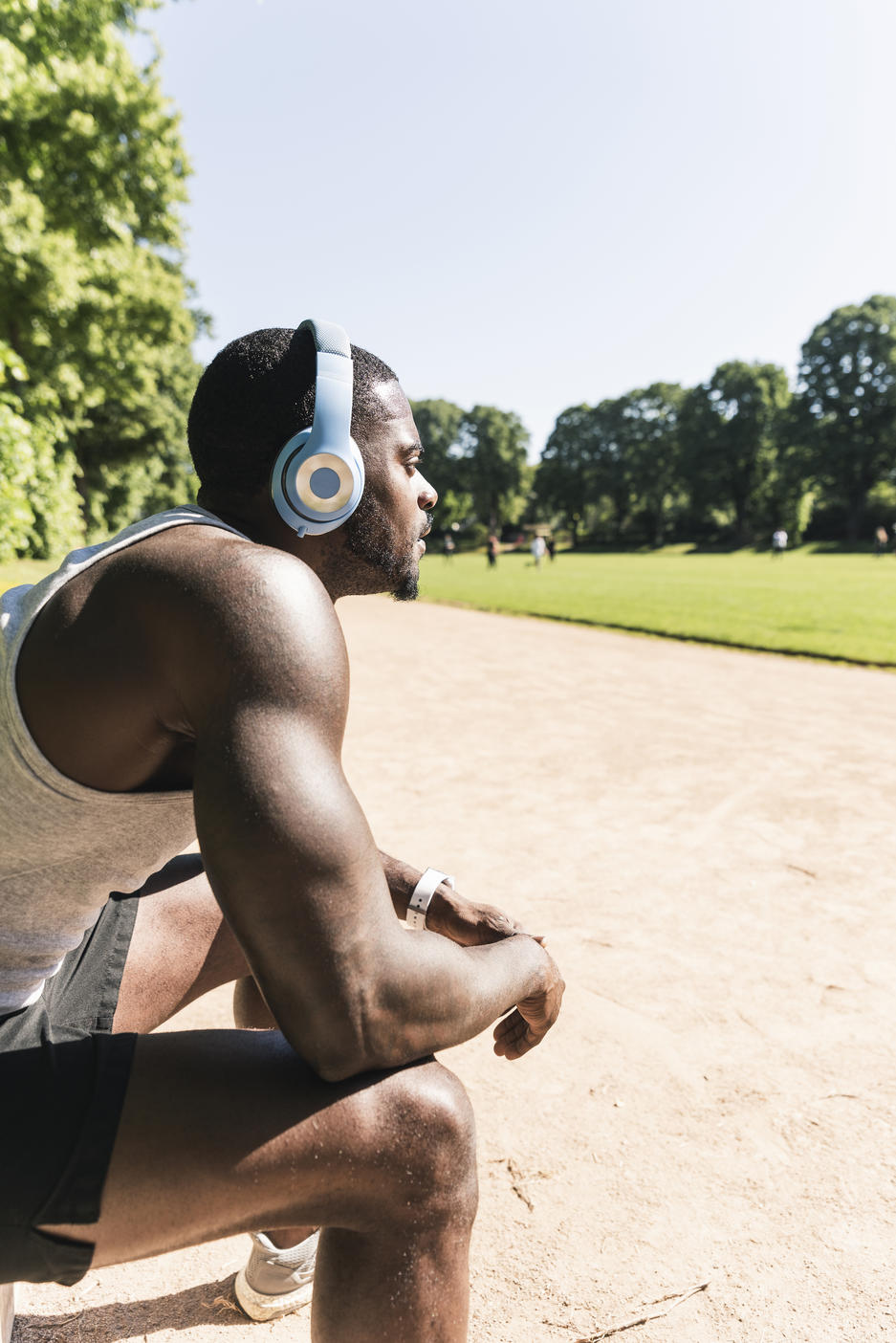 Smiling young athlete taking a break, wearing headphones, listening music
Royalty free image