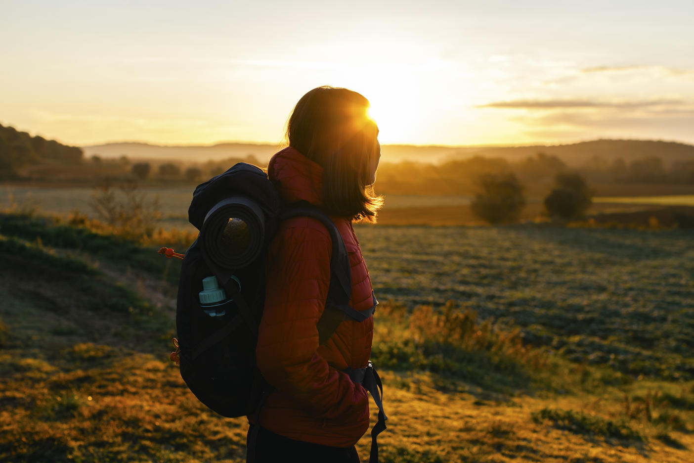 Spanien, Katalonien, Girona, Wanderin auf Feld bei Sonnenaufgang
Lizenzfreies Stockfoto