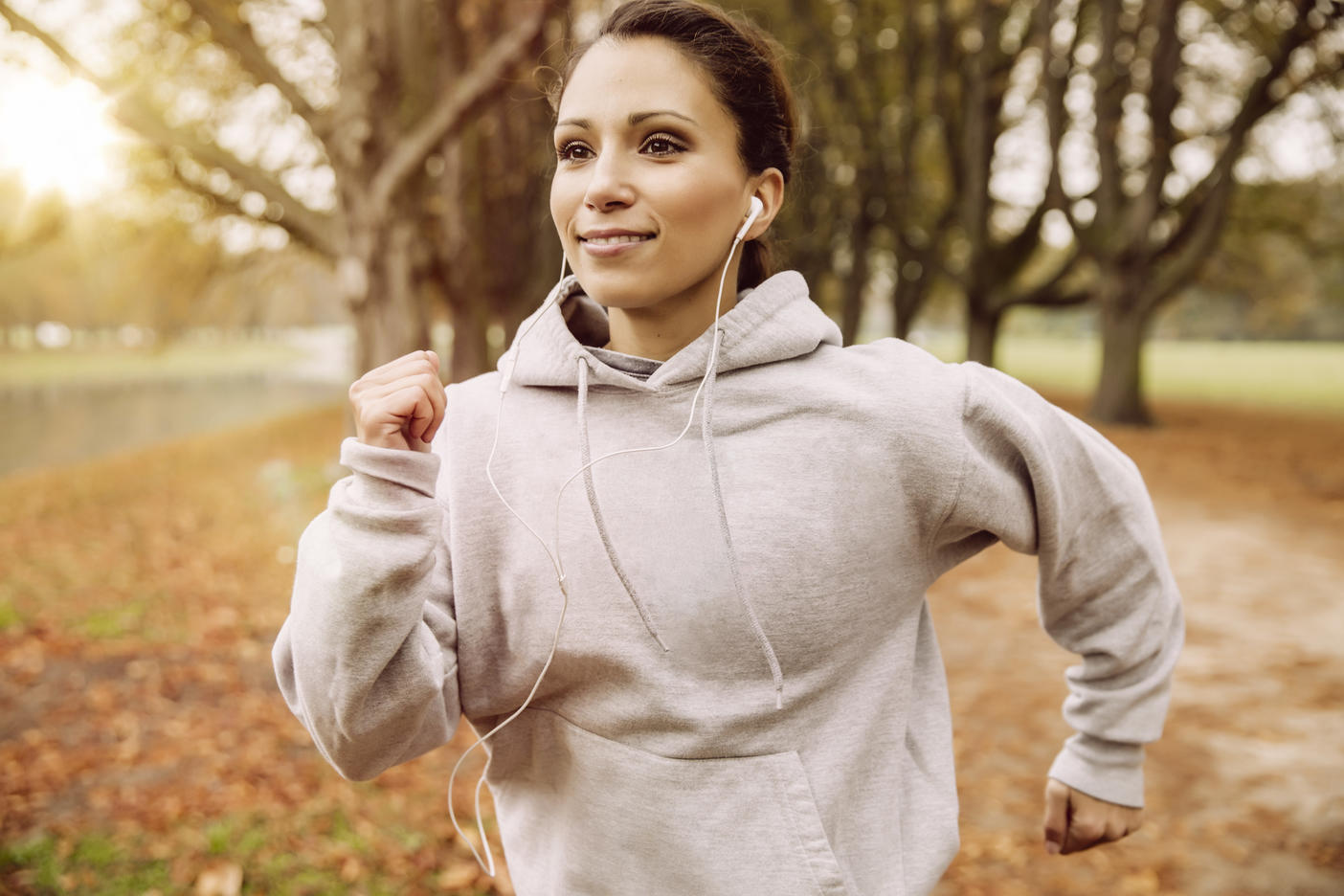 Frau joggt im Park im Herbst
Lizenzfreies Stockfoto