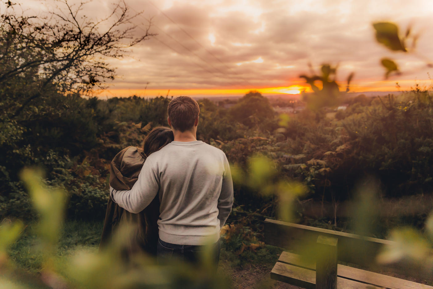 Rückenansicht eines verliebten Paares in herbstlicher Natur bei Sonnenuntergang
Lizenzfreies Stockfoto
