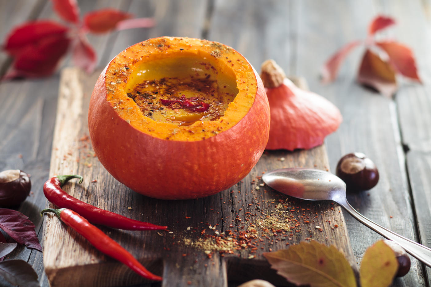 Vegane Kürbiscremesuppe mit Chili im ausgehöhlten Hokkaidokürbis auf Holzbrett
Lizenzfreies Stockfoto