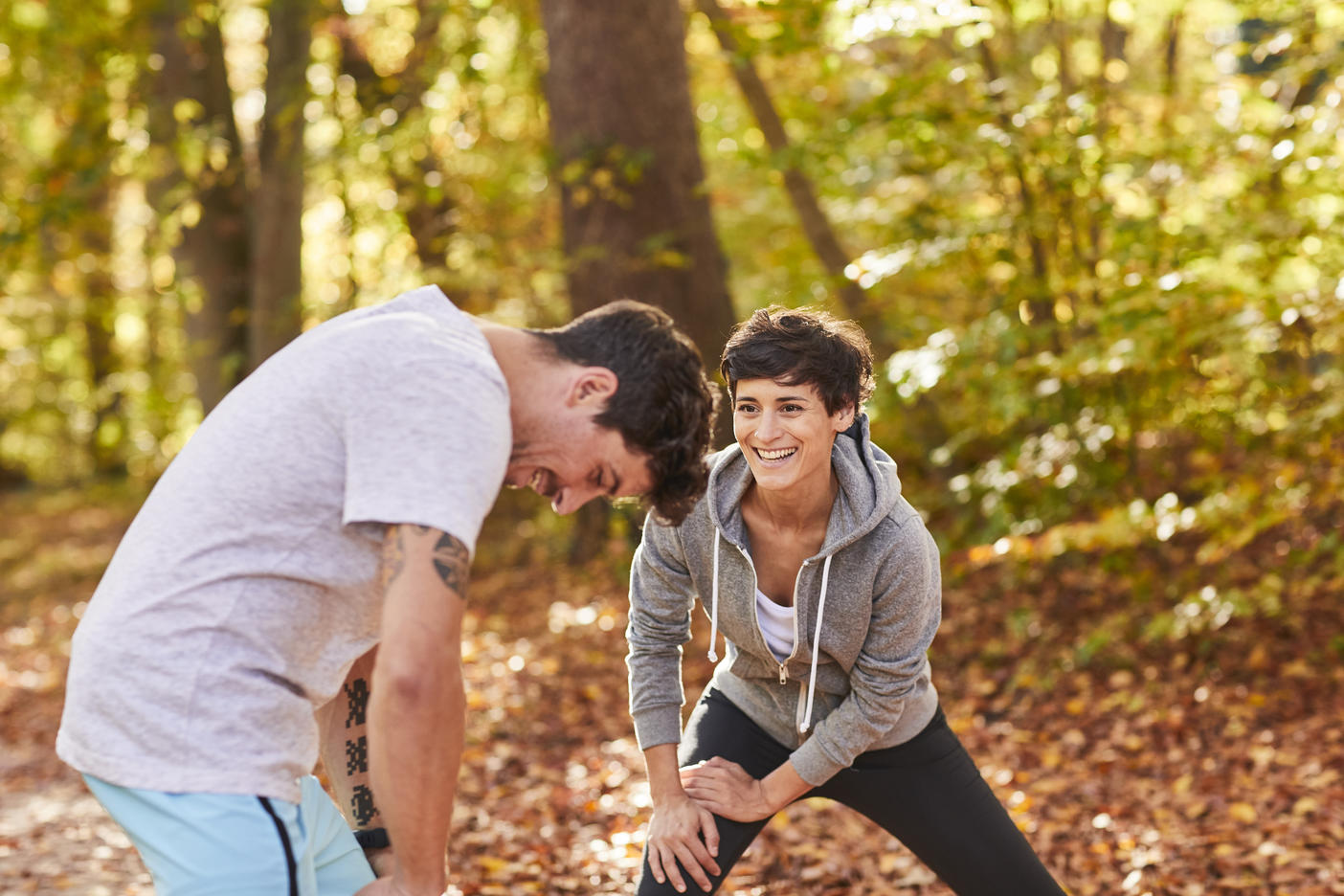 Ehepaar streckt sich im Herbstwald
Lizenzfreies Stockfoto