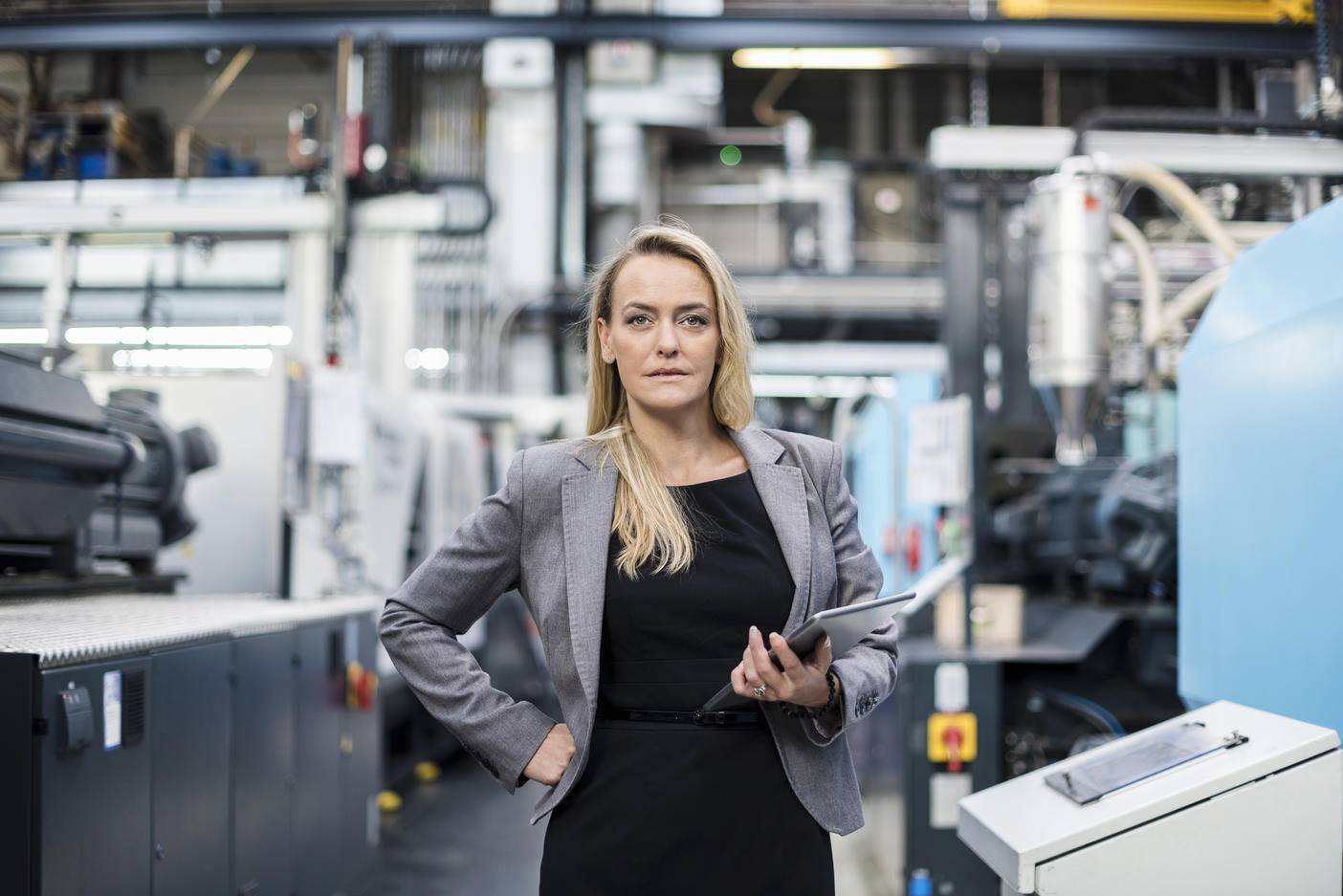 Porträt einer selbstbewussten Frau mit einem Tablet in einer Fabrikhalle Lizenzfreies Stockfoto Porträt einer selbstbewussten Frau mit einem Tablet in einer Fabrikhalle
Lizenzfreies Stockfoto