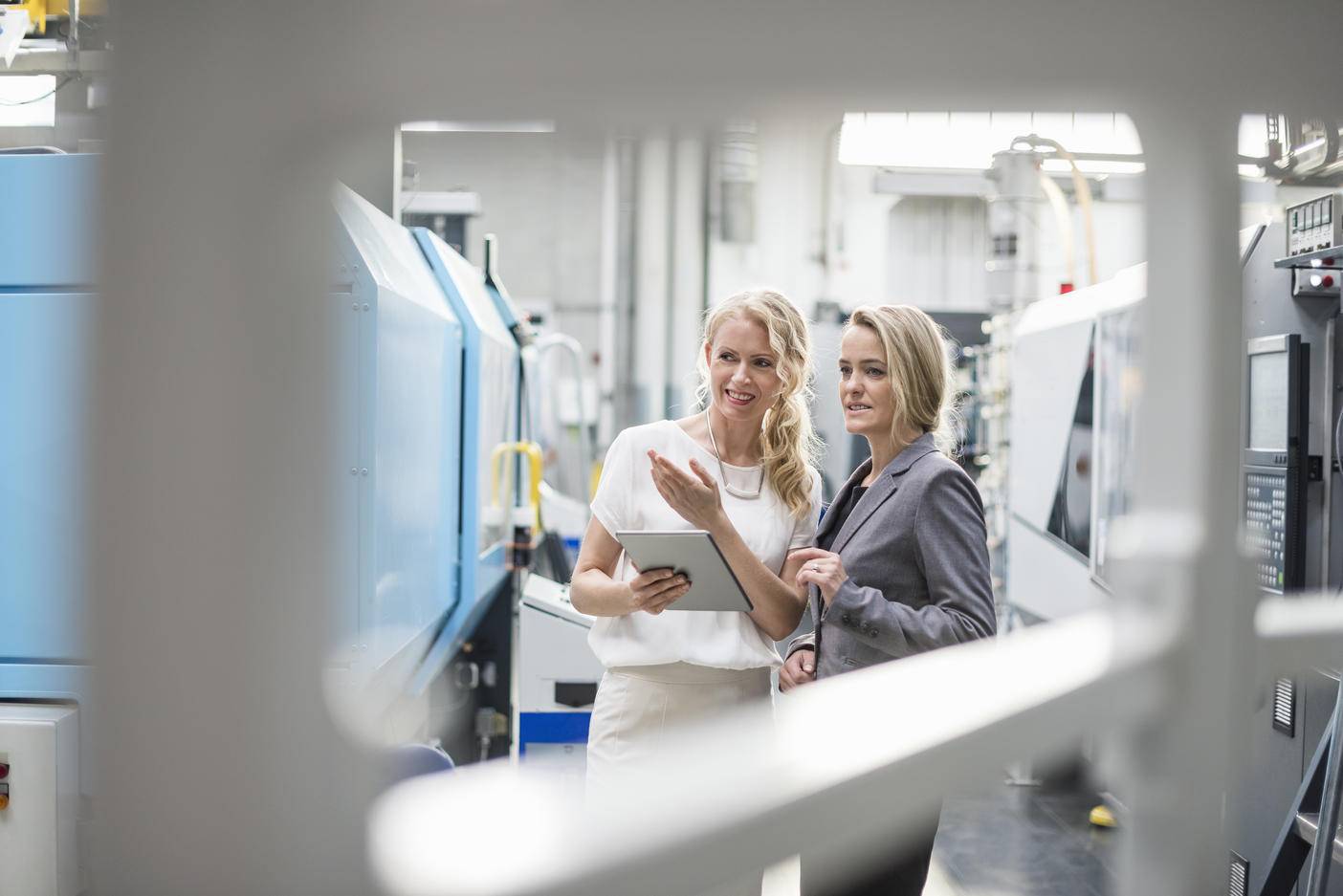 Zwei Frauen mit Tablet im Gespräch in einer Fabrikhalle Lizenzfreies Stockfoto Zwei Frauen mit Tablet im Gespräch in einer Fabrikhalle
Lizenzfreies Stockfoto