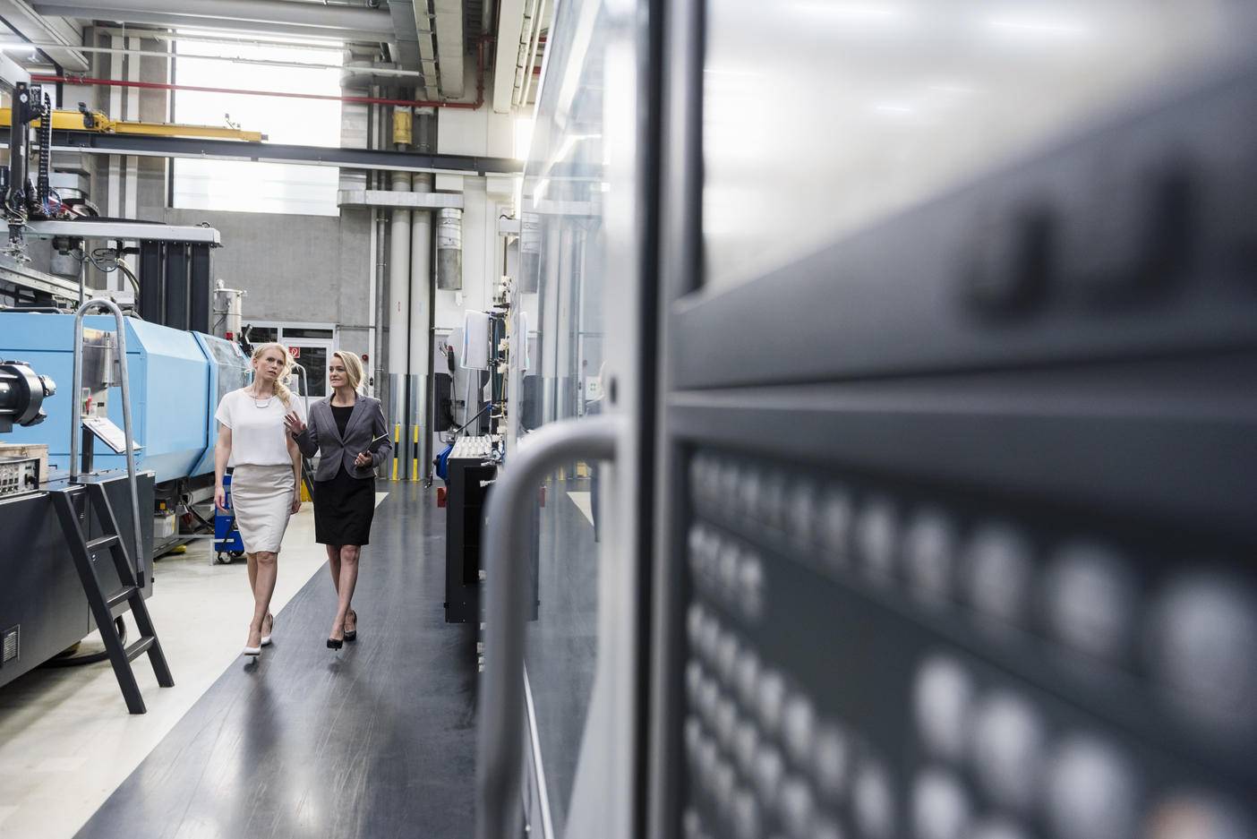Zwei Frauen mit Tablet zu Fuß und im Gespräch in der Fabrik Shop Floor Lizenzfreies Stockfoto Zwei Frauen mit Tablet zu Fuß und im Gespräch in der Fabrik Shop Floor
Lizenzfreies Stockfoto
