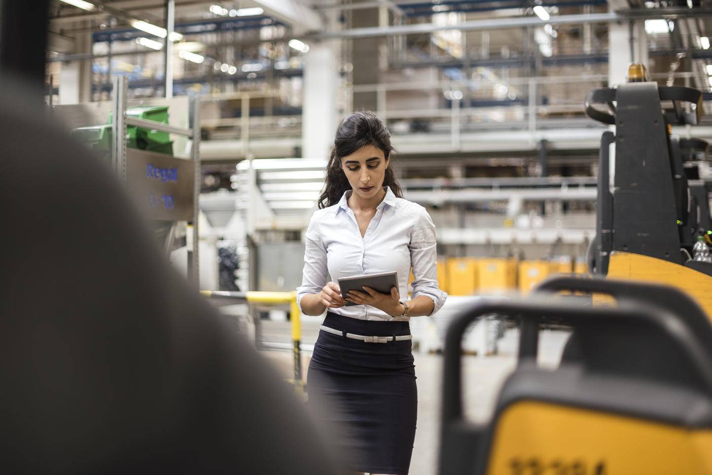 Frau benutzt Tablet in einer Fabrikhalle Lizenzfreies Stockfoto Frau benutzt Tablet in einer Fabrikhalle
Lizenzfreies Stockfoto