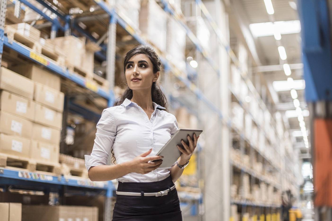 Frau mit Tablet in Fabriklager und schaut sich um Lizenzfreies Stockfoto Frau mit Tablet in Fabriklager und schaut sich um
Lizenzfreies Stockfoto