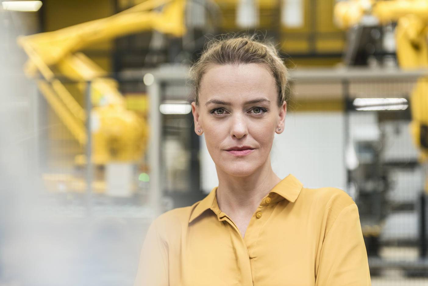 Porträt einer selbstbewussten Frau in einer Fabrikhalle mit Industrieroboter Lizenzfreies Stockfoto Porträt einer selbstbewussten Frau in einer Fabrikhalle mit Industrieroboter
Lizenzfreies Stockfoto