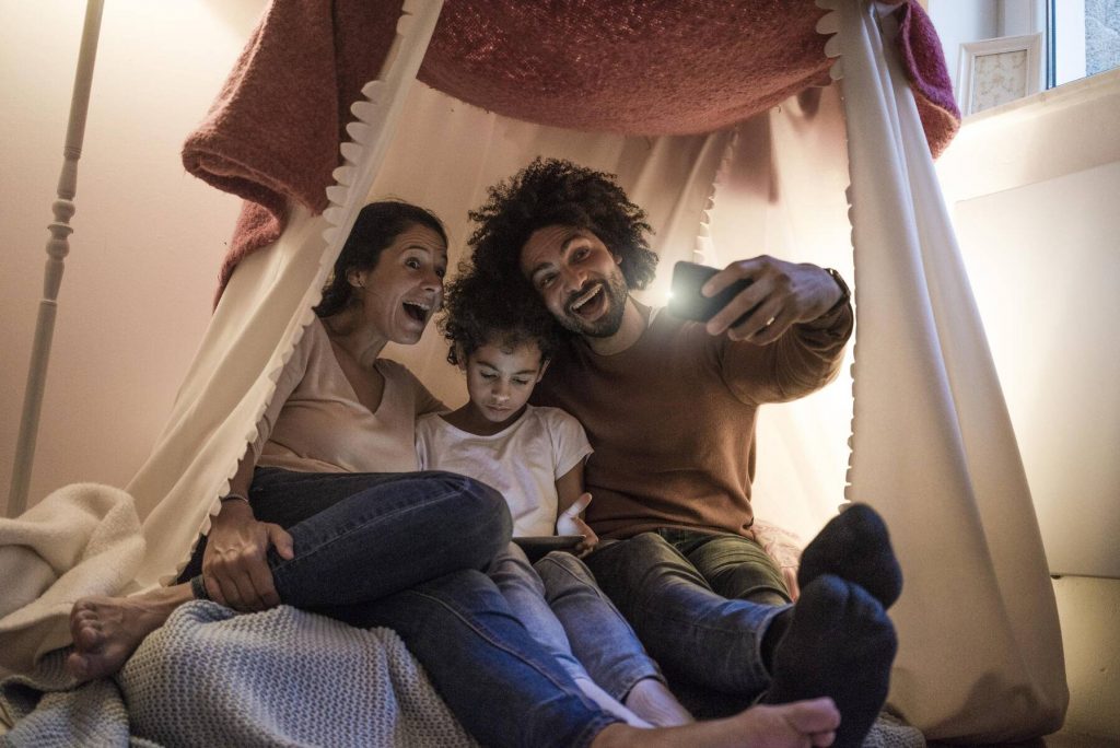 Eltern sitzen mit ihrer Tochter im Kinderzimmer, schauen auf ein digitales Tablet und machen ein Selfie Lizenzfreies Stockfoto Eltern sitzen mit ihrer Tochter im Kinderzimmer, schauen auf ein digitales Tablet und machen ein Selfie
Lizenzfreies Stockfoto