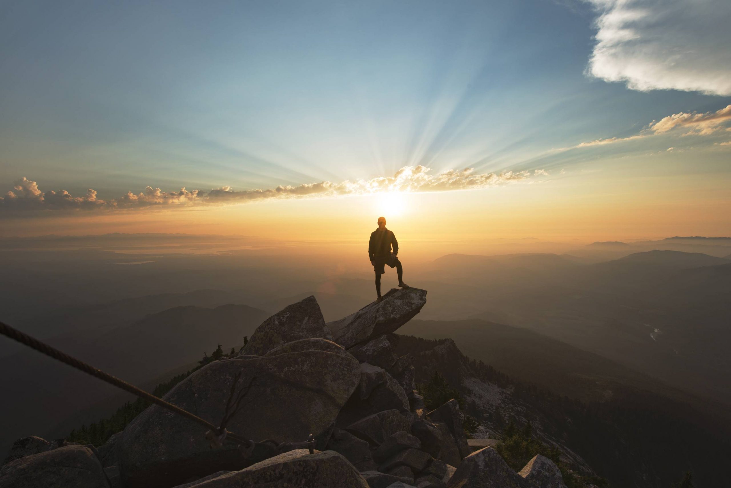 Mann steht auf einem Felsen an einer Klippe gegen den Himmel bei Sonnenuntergang Lizenzfreies Stockfoto Mann steht auf einem Felsen an einer Klippe gegen den Himmel bei Sonnenuntergang
Lizenzfreies Stockfoto