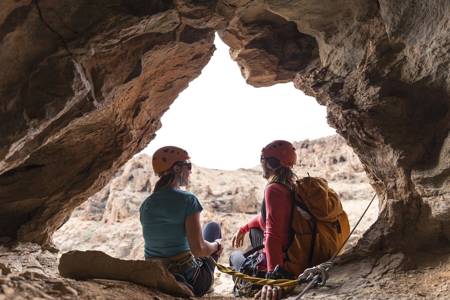 Weibliche Wanderer sitzen am Eingang einer Höhle in einer Felsformation Lizenzfreies Stockfoto Weibliche Wanderer sitzen am Eingang einer Höhle in einer Felsformation
Lizenzfreies Stockfoto