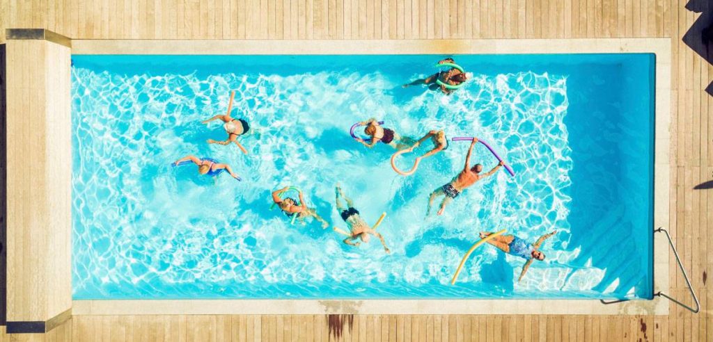 Draufsicht auf eine Gruppe von Senioren bei der Wassergymnastik im Schwimmbad
Lizenzfreies Stockfoto