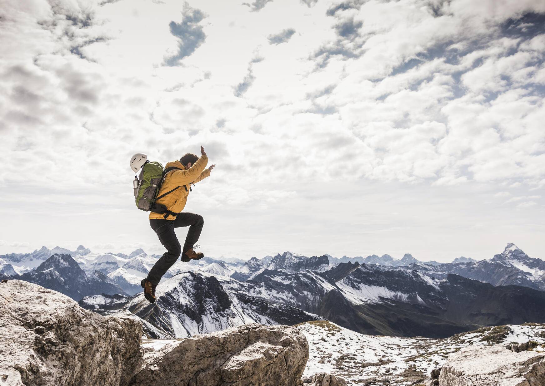 Deutschland, Bayern, Oberstdorf, Mann springt auf Felsen in alpiner Kulisse Lizenzfreies Stockfoto Deutschland, Bayern, Oberstdorf, Mann springt auf Felsen in alpiner Kulisse
Lizenzfreies Stockfoto