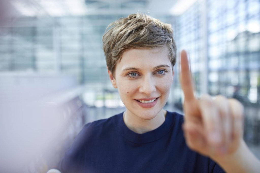 Porträt einer blonden Geschäftsfrau, die eine Glasscheibe berührt Lizenzfreies Stockfoto Porträt einer blonden Geschäftsfrau, die eine Glasscheibe berührt
Lizenzfreies Stockfoto