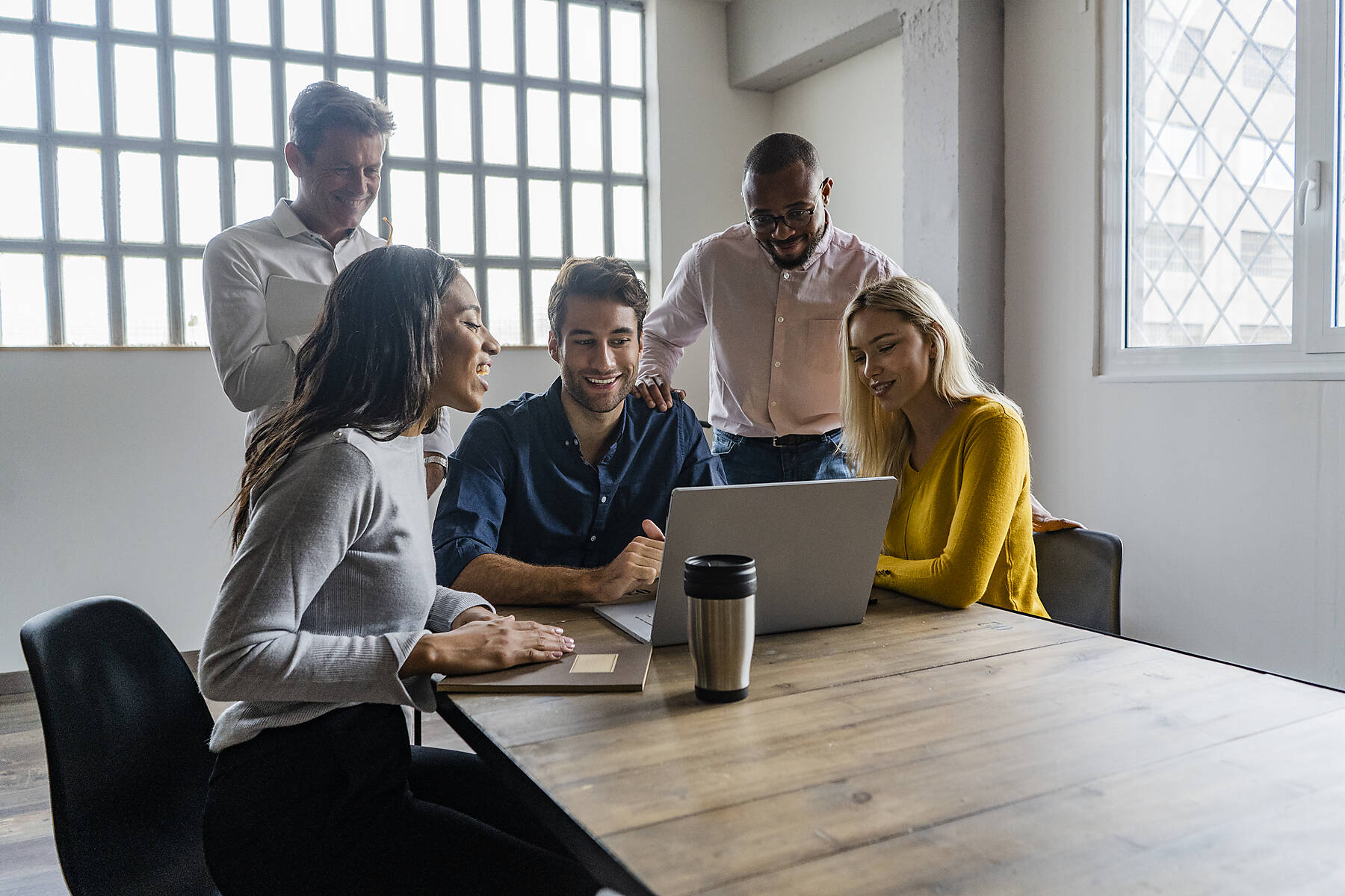 Stockfoto, lizenzfrei, Business-Team mit Laptop während einer Besprechung im Büro