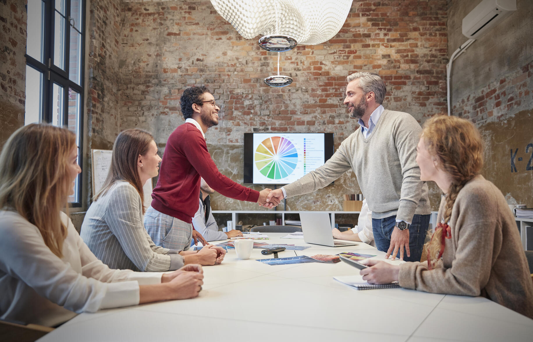 stockfoto, lizenzfrei, Begrüßung der Kollegen bei einer Präsentation im Büro