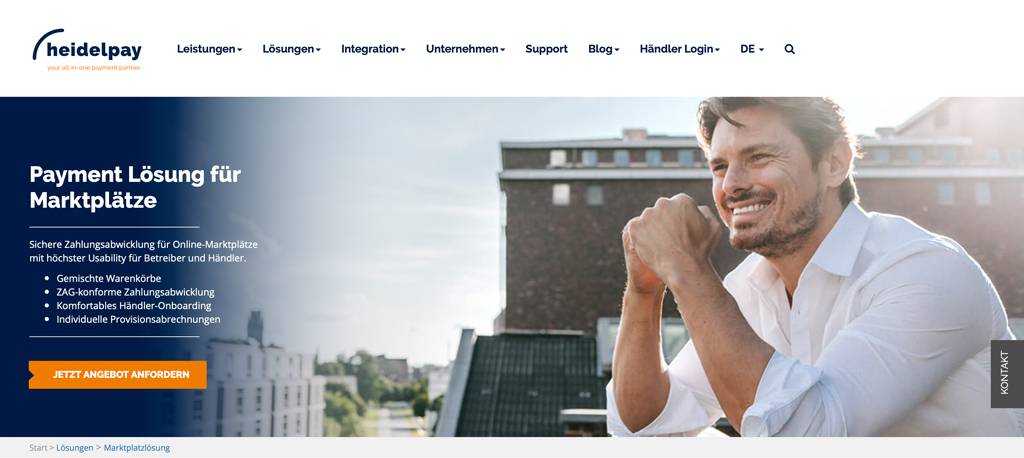Businessman standing on balcony, smiling - KNSF02858 