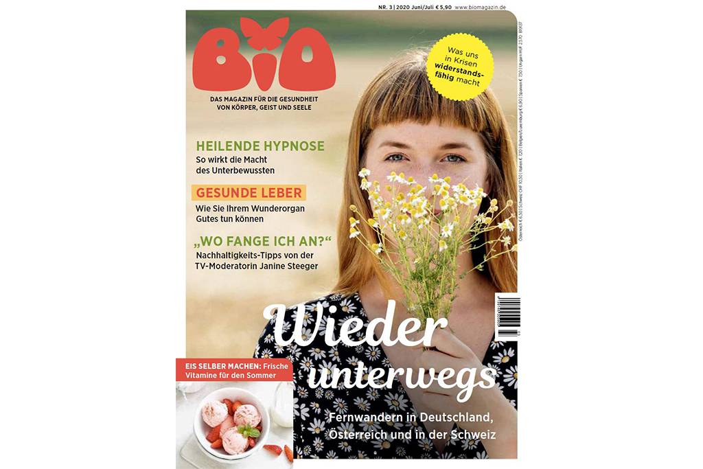 Portrait of young woman with bunch of chamomile flower - FLLF00280