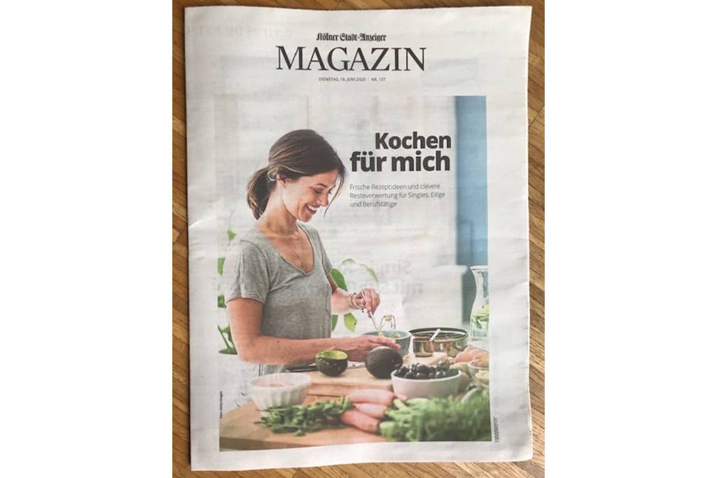 Woman preparing healthy food in her kitchen - MOEF01804