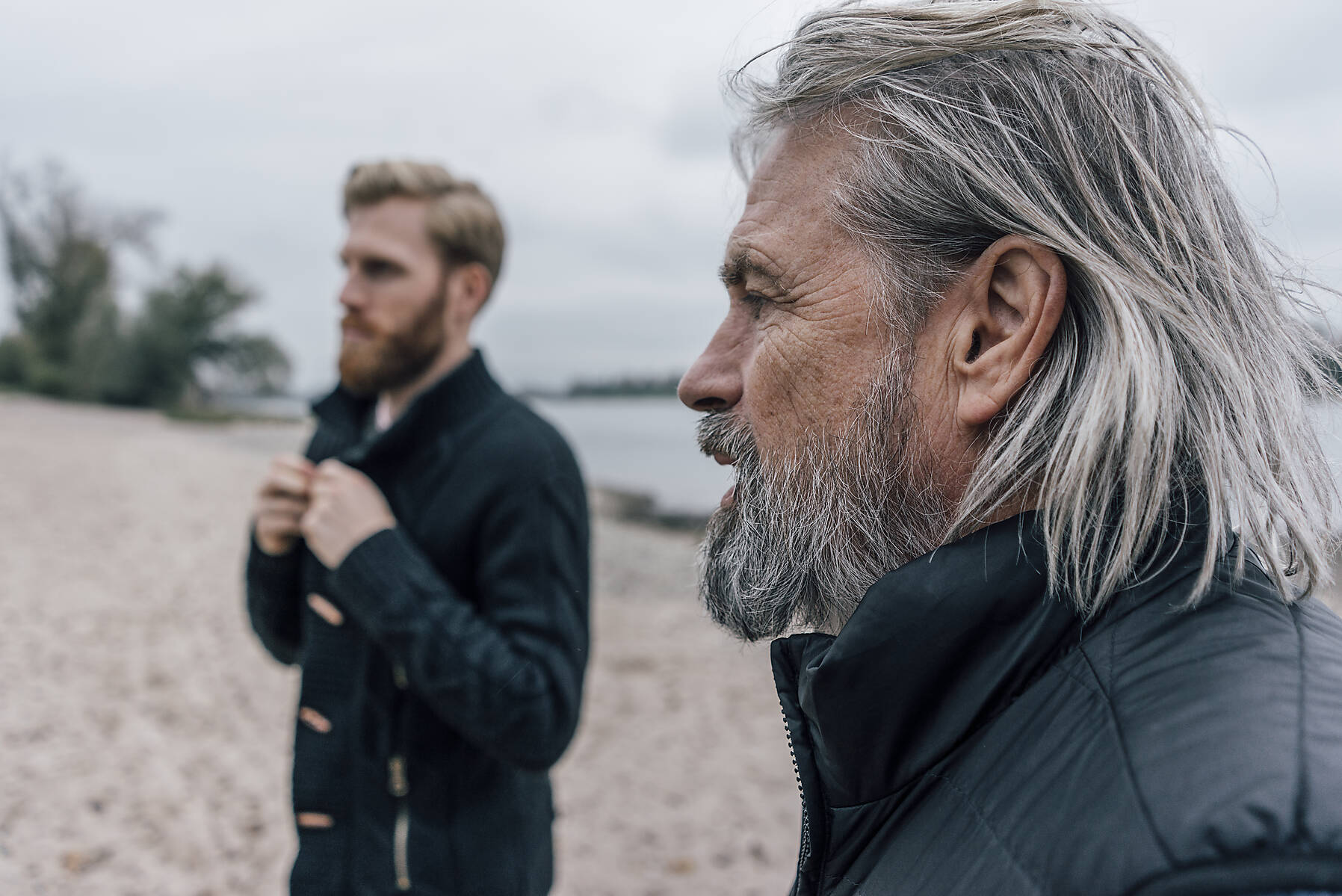stockfoto, lizenzfrei, Vater und Sohn treffen sich in der Natur zum Gespräch