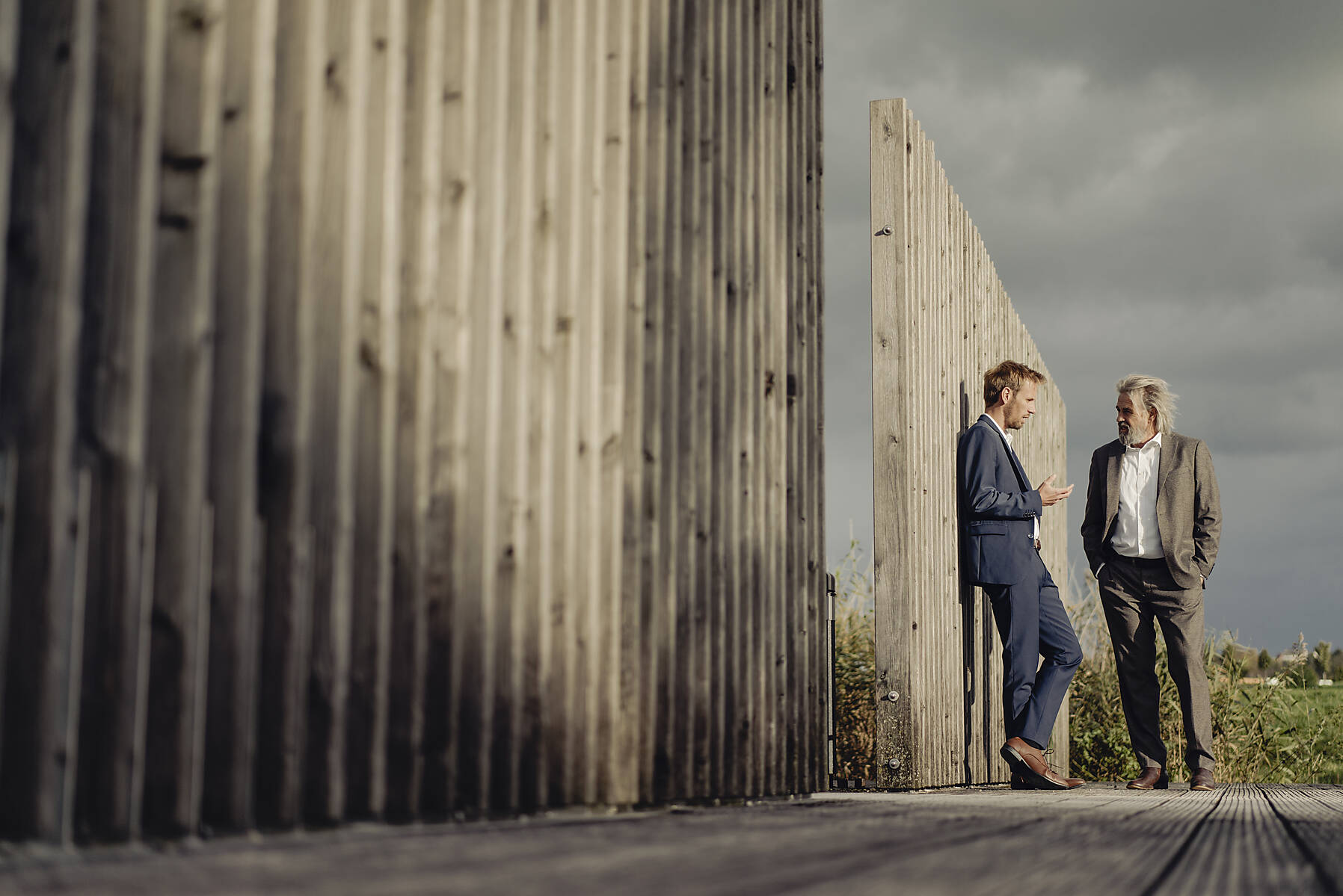 stockfoto, lizenzfrei, Zwei Geschäftsleute stehen an der Strandpromenade und unterhalten sich