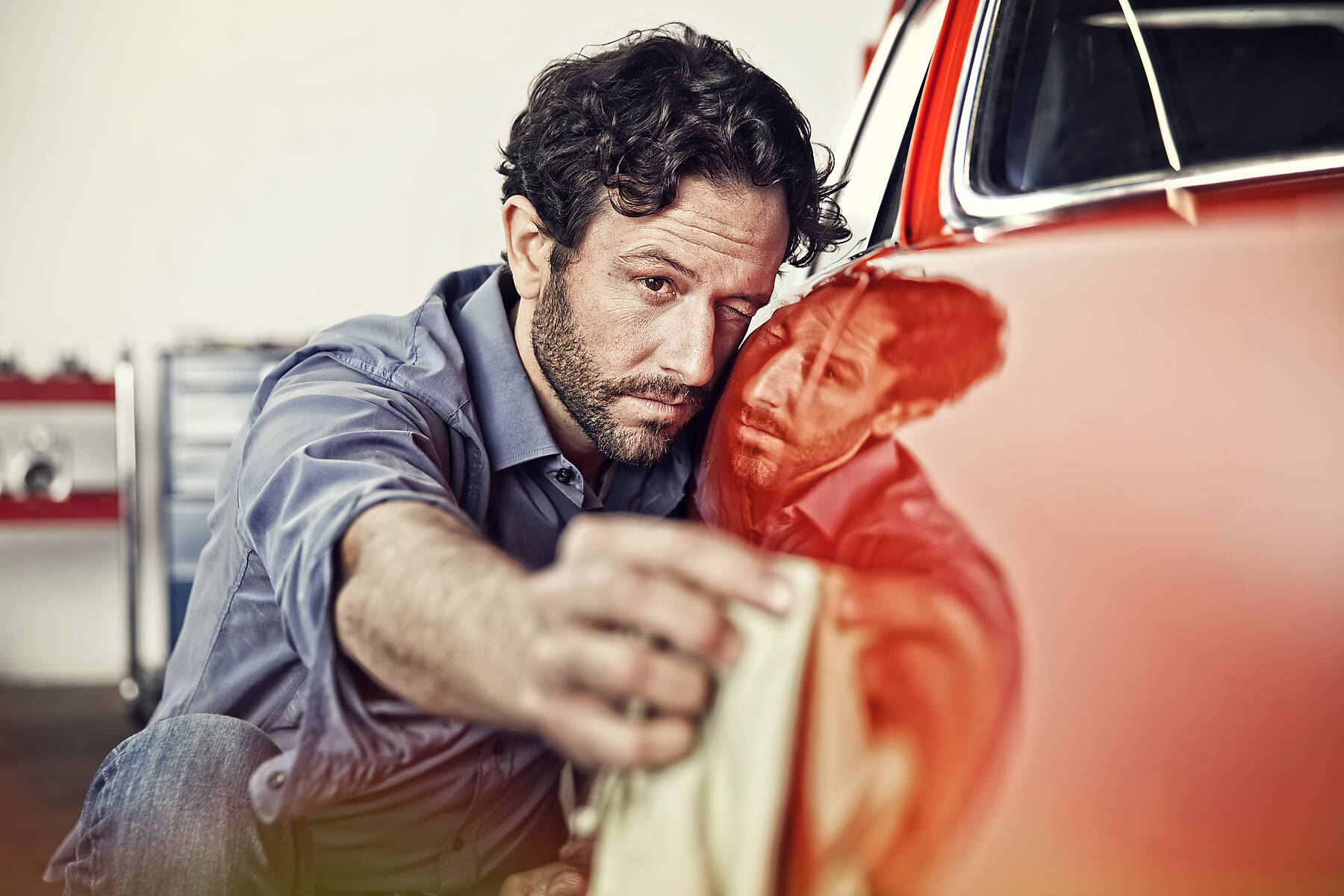 stockfoto, lizenzfrei, Mann poliert seinen Oldtimer
