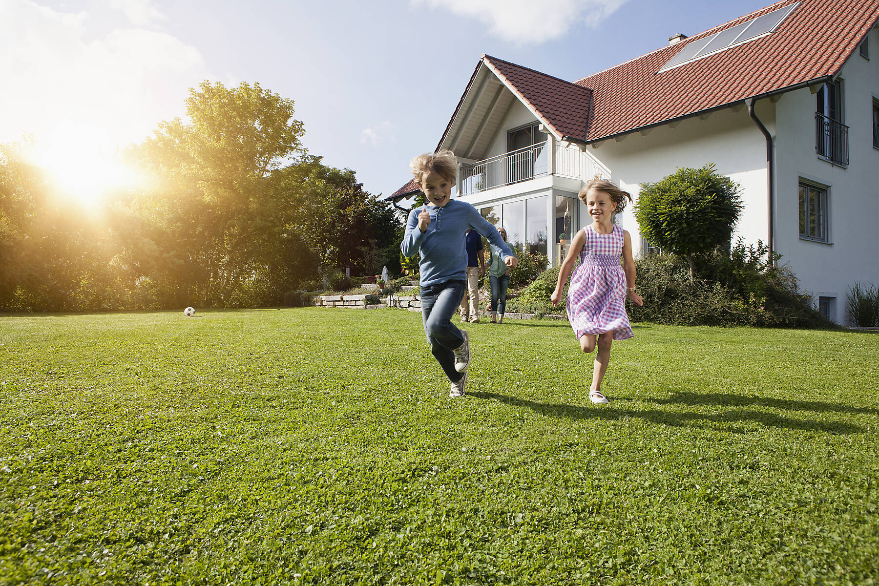 stockfoto, lizenzfrei, Bruder und Schwester laufen im Garten