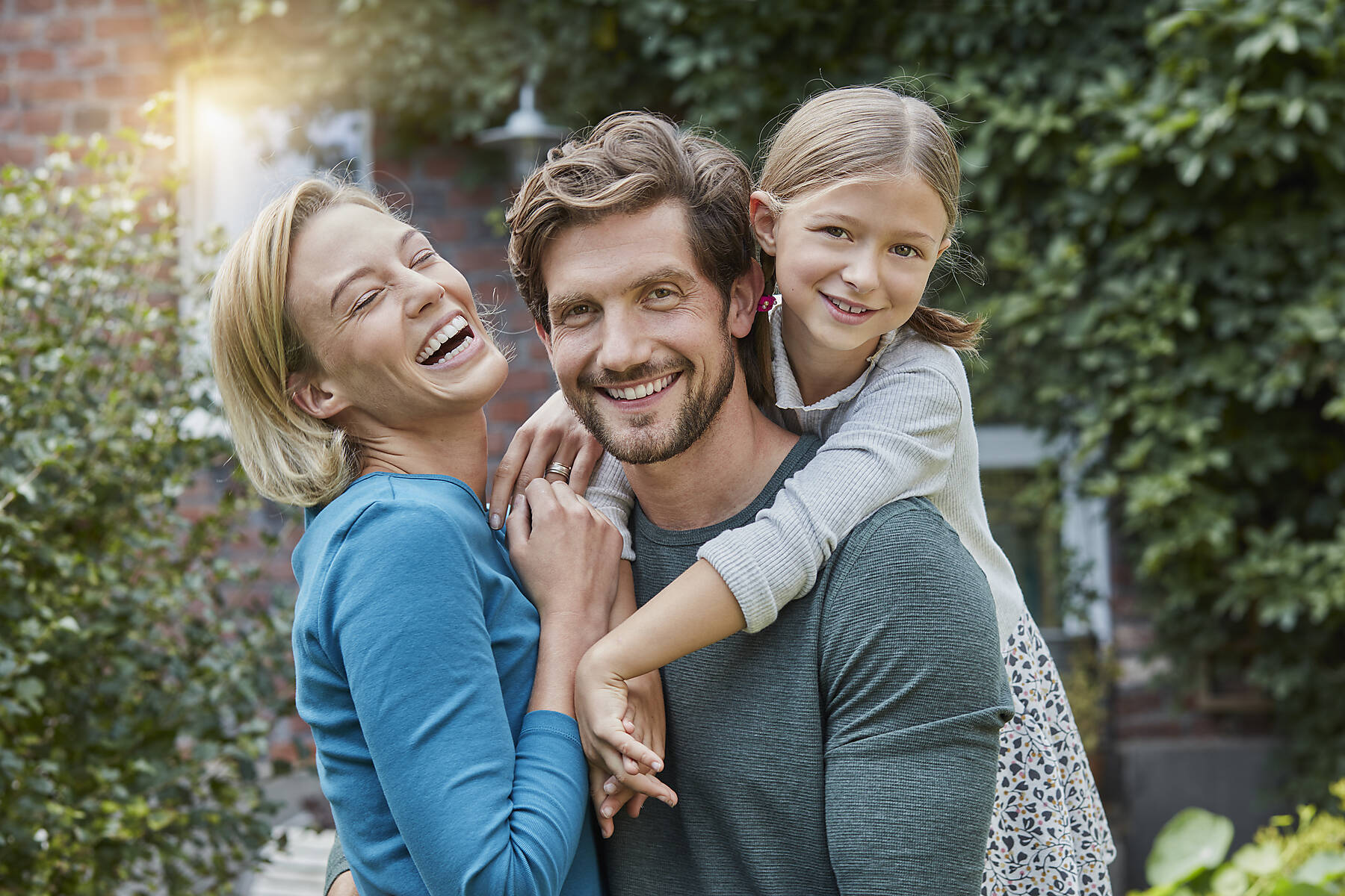 stockfoto, lizenzfrei, Porträt einer glücklichen Familie im Garten ihres Hauses