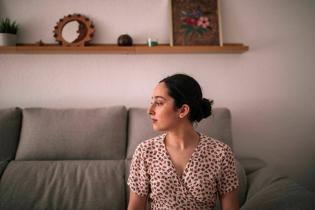Nachdenkliche junge Frau sitzt zu Hause auf dem Sofa
Lizenzfreies Stockfoto