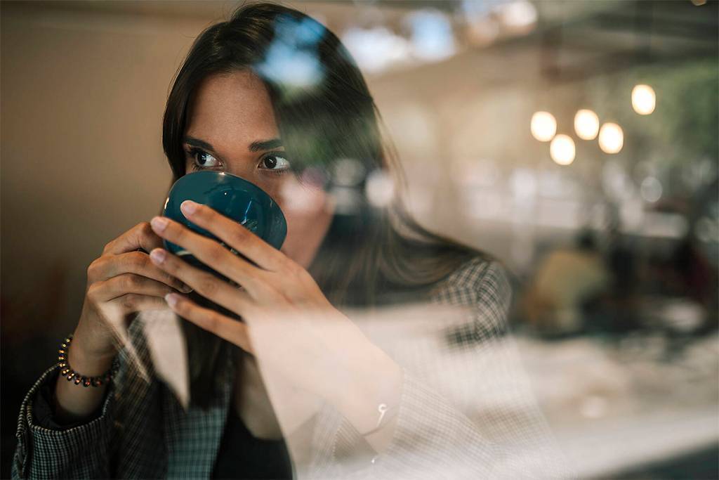 Junge Frau trinkt Kaffee in einem Café
Lizenzfreies Stockfoto