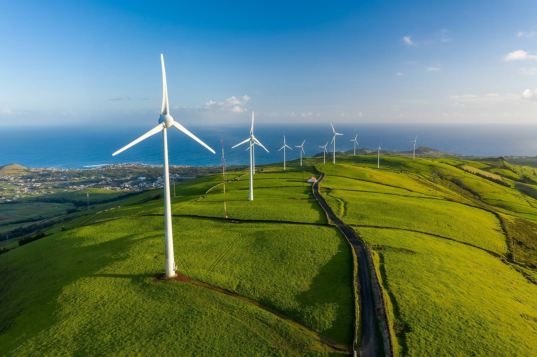 Stockfoto, lizenzfrei, Luftaufnahme der Windkraftanlage auf der schönen Insel Terceira des Azoren-Archipels, Portugal,, Energiekrise