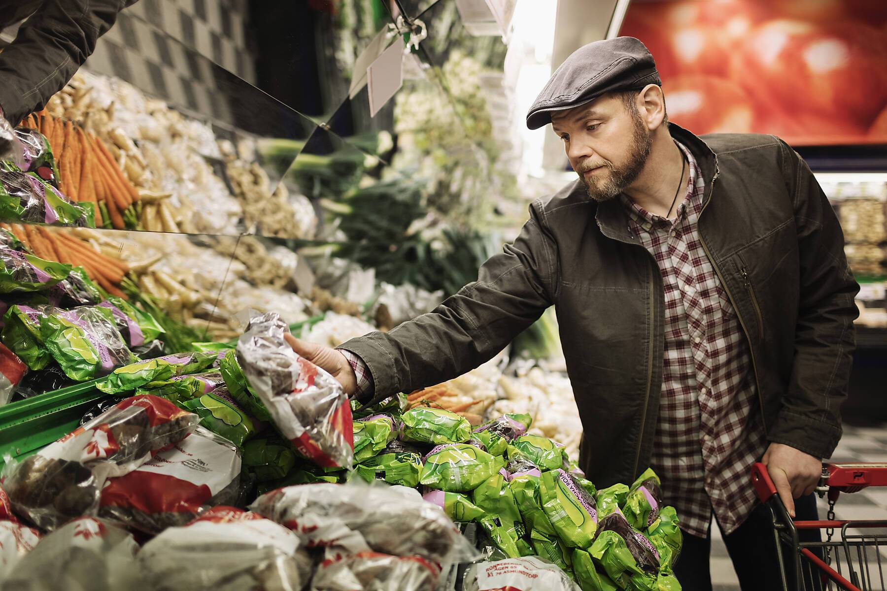 Stockfoto, lizenzfrei, Man kauft frisches Gemüse im Supermarkt