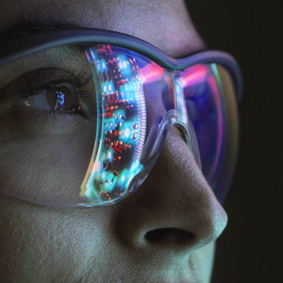 Frau mit digitaler Brille