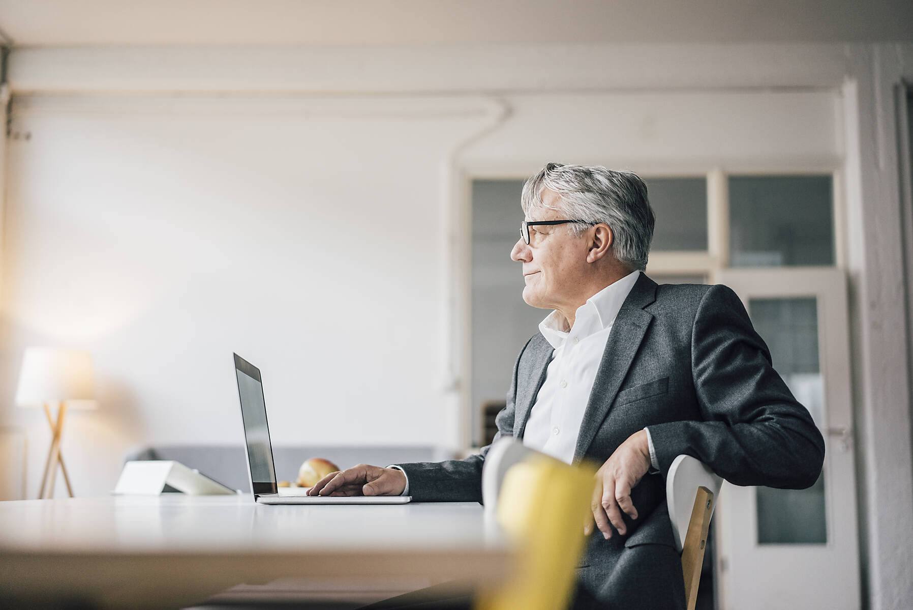 Lizenzfrei, Stockfoto, Selbstbewusster Senior-Geschäftsmann mit Laptop